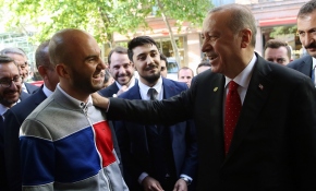 Cumhurbaşkanı Erdoğan, kendisini görmek için Şili'den gelen genci uçağına davet etti