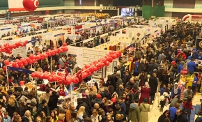 40 büyükelçilik  "İyilik Pazarı"nda çocuklar için renkli ürünler sattı