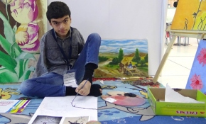 Doğuştan kolları olmayan Bitkay ayak parmakları ile resim yapıyor