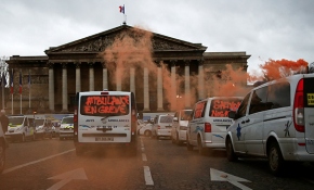 "Fransa'da Sarı Yelekliler"in ardından ambulans çalışanları sokakta