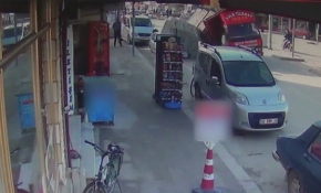 Briketler otomobilin üzerine böyle devrildi