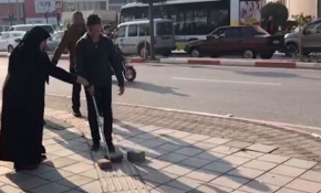 Engellilerin sorunlarına sosyal deneyle dikkat çekti