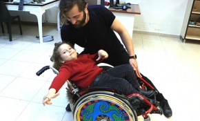 Tekerlekli sandalyesinde dans ederek hayallerini gerçekleştiriyor