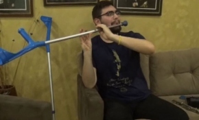 Zor günlerini koltuk değneğinden yaptığı flütle atlattı