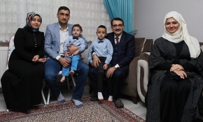 Bakan Dönmez'den madenci ailesine sürpriz ziyaret