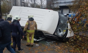 Esenyurt'ta servis minibüsü böyle devrildi