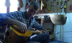 Muğlalı Orhan Çınar el yapımı bağlamanın son ustalarından