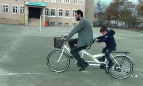 Görme engelli öğrenciler tandem bisikletle doyasıya eğlendi