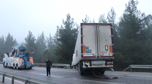 Denizli'de sis ve sağanak yağış kaza getirdi