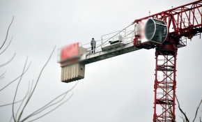 60 metre yükseklikteki vincin üstünde namaz kıldı