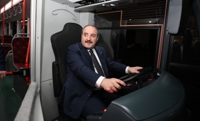 Bakan Varank yerli elektrikli otobüsün direksiyonuna geçti