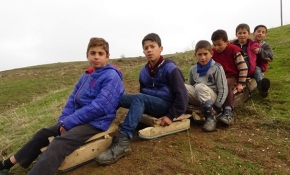 Muşlu çocuklar ıslanan çimlerde kızak keyfi yaptı