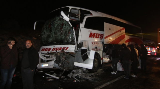 Bingöl'de yolcu otobüsü kamyona çarptı