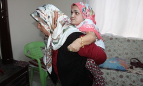 Kızını 35 yıldır sırtında taşıyor