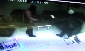 Dükkan sahibi silahlı soyguncuyu etkisiz hale getirdi