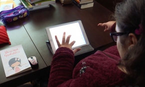 Serebral palsi hastası 15 yaşındaki Duru tek elle kitap yazdı