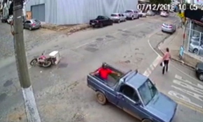 Çarptığı kamyonetin kasasına düştü