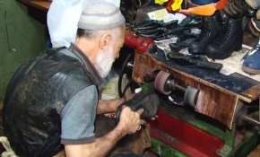 55 yıllık ayakkabı ustası kunduraları ilk günkü haline getiriyor