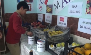 Kahramanmaraş'ta öğrenciler aldıkları meyvelerin ücretini kumbaraya atıyor