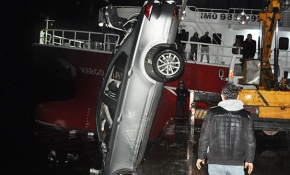 Seyir halindeki otomobil denize düştü; balıkçılar kurtardı