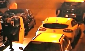 Araç hırsızlarını durdurmak isteyen kadın polis neredeyse eziliyordu