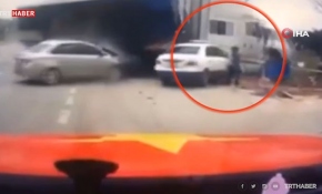 Anne ve bebeği kazadan son anda kurtuldu