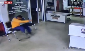 Şikayet için polis merkezine giden adama yılan saldırdı