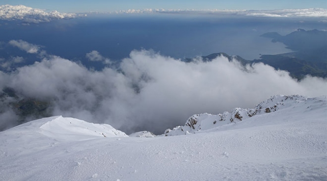 Antalya'da iki mevsim bir arada "zirvede kayak, sahilde deniz keyfi"