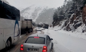Doğu Karadeniz'de kar etkili oluyor: Araçlar yollarda kaldı