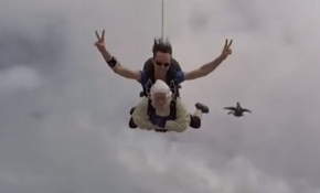 102 yaşında paraşütle atladı