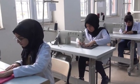 Batman'daki liseliler köy çocukları için atkı ve bere üretiyor