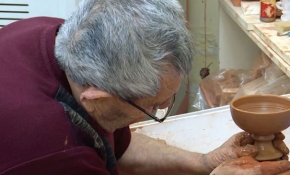 Usta elleriyle seramiğe şekil veriyor