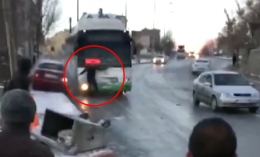 Otobüsün altında kalmaktan son anda kurtuldu