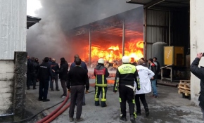 Arnavutköy'de 3 katlı fabrikada yangın