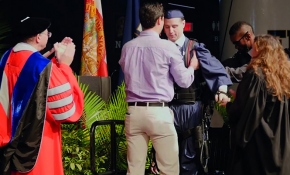 ABD'de felçli genç diplomasını yürüyerek aldı