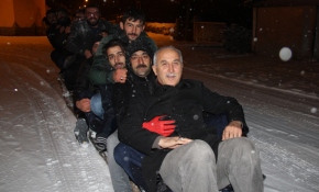 Cipin arkasına bağladıkları merdivenle karda kaydılar