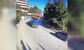 Freni patlayan kamyon su parkına düştü