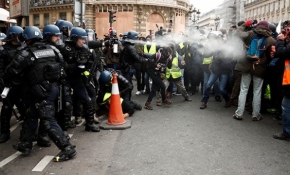 Paris sokakları yine karıştı