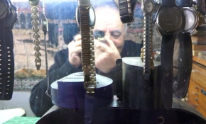 72 yaşındaki Koca yarım asırdır saat tamir ediyor