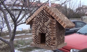 Erzincanlı minikler kar ve soğuğa karşı kuşlar için yuva yaptı