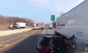 Önce bariyerlere sonra tıra çarptı