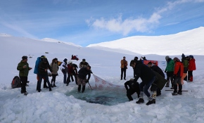 Kaçkar Buzul Gölü'nde sıra dışı "yüzme şenliği"