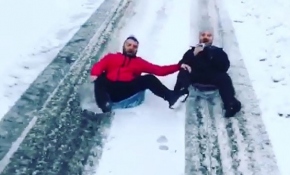 Karın keyfini kamyonete bağladıkları leğenle çıkardılar