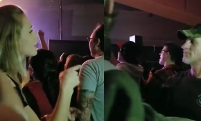 Konserde kendisine eşlik eden babasına şarkıları işaret diliyle anlattı