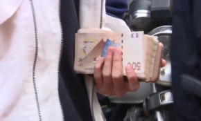 Hong Kong'da bir kişi yüksek bir binadan para saçtı