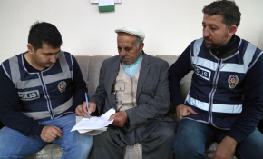 Parasını bulan polislere sarılıp ağladı