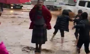 Şanlıurfa'da sağanak öğrencilere zor anlar yaşattı