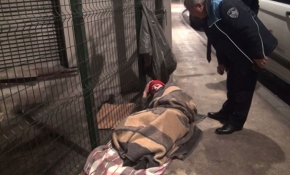 Sokakta kalan insanlar barınma evlerine götürüldü