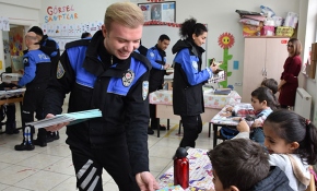 Hakkari polisi köy okulunun öğrencilerini sevindirdi