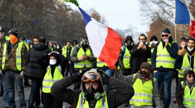Fransa'da sarı yeleklileri durdurmak için alınan kararlar onaylandı